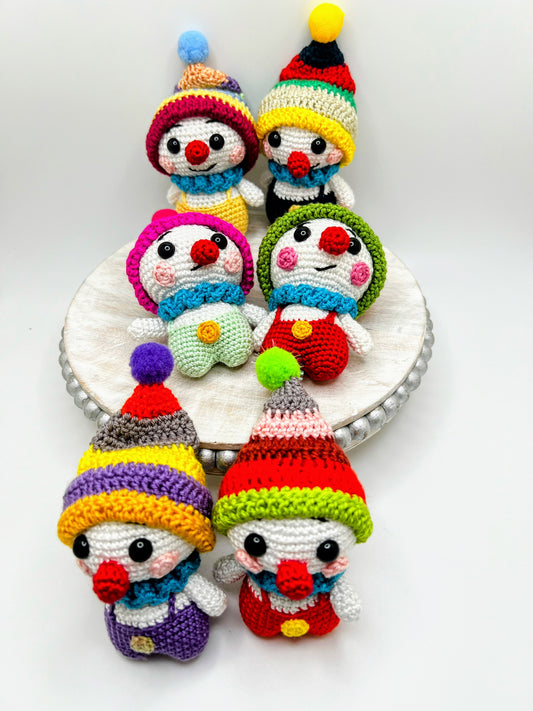 Crochet Snowman Keychain – Handmade Amigurumi Plush Toy for Winter & Gifts