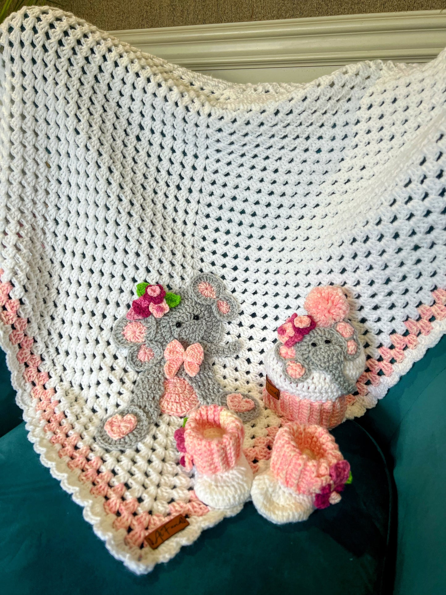 Soft Pink Baby Blanket with Adorable Elephant Design – Handmade Comfort
