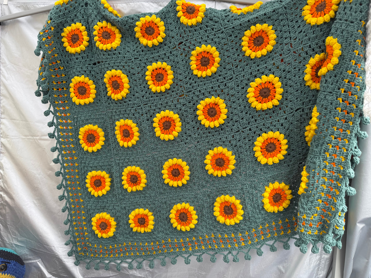 Soft Sunflower Flowers Green Blanket – Handmade Cozy Comfort