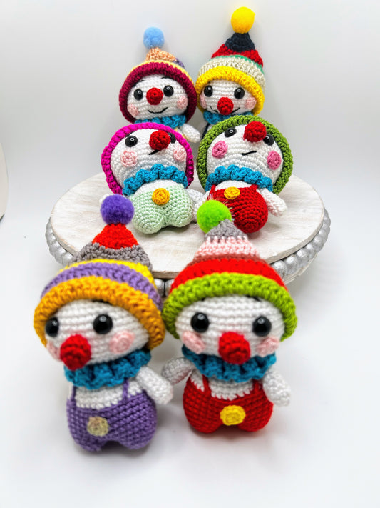 Crochet Snowman Keychain – Handmade Amigurumi Plush Toy for Winter & Gifts