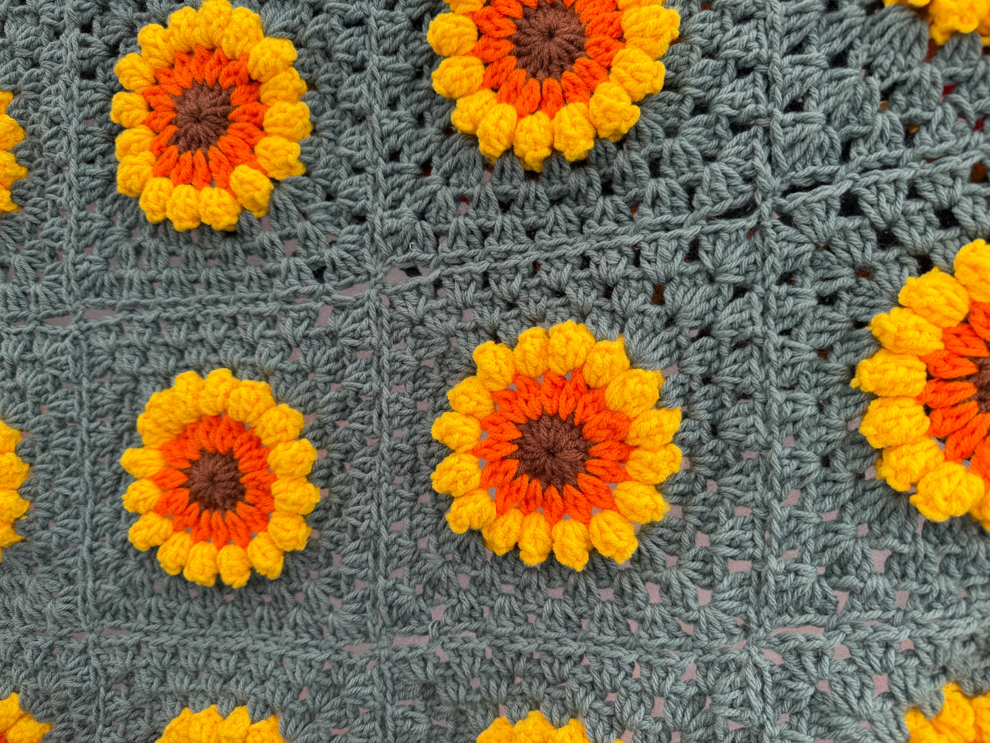 Soft Sunflower Flowers Green Blanket – Handmade Cozy Comfort