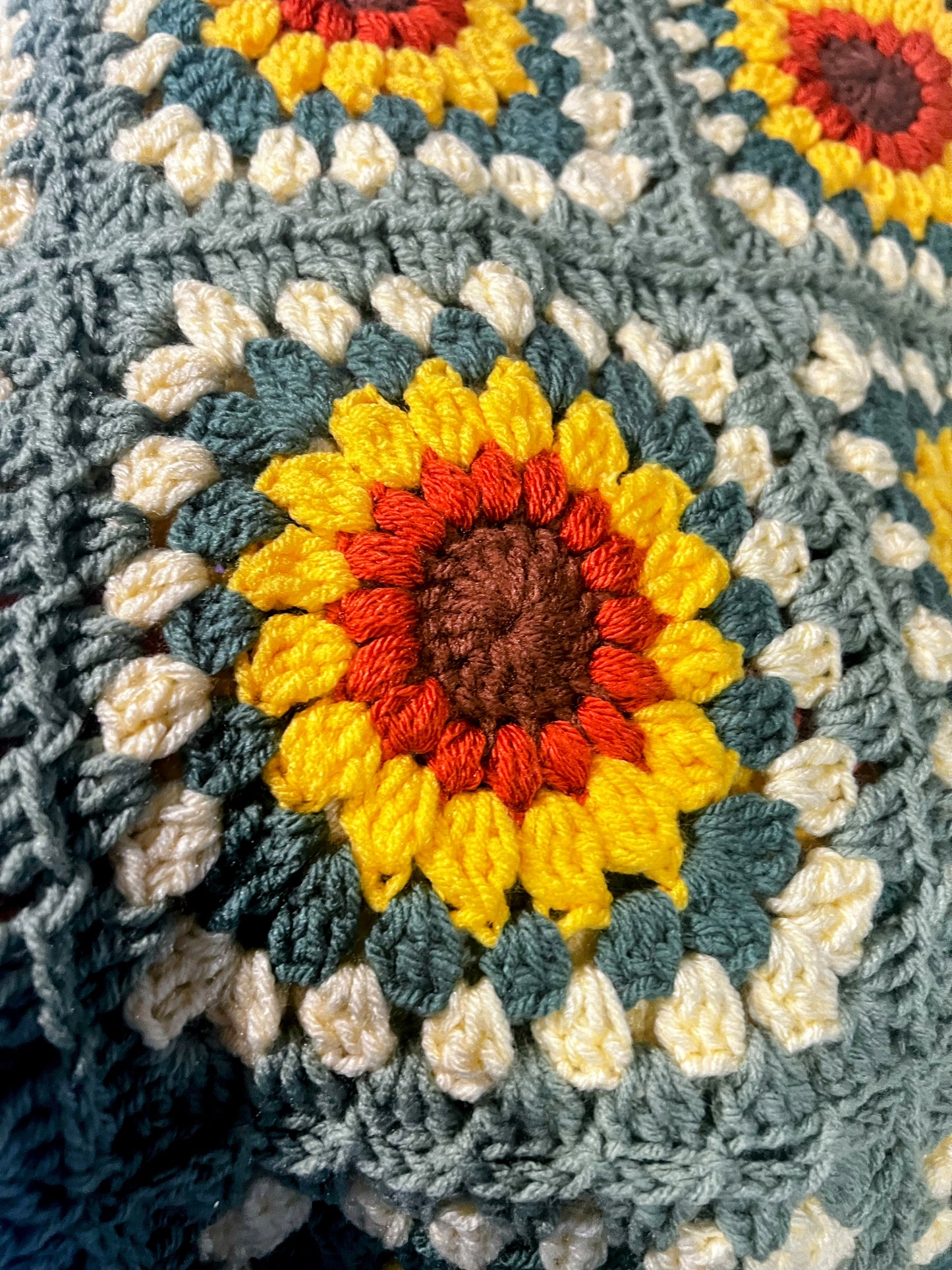Soft Sunflower Flowers Blanket – Handmade Cozy Comfort