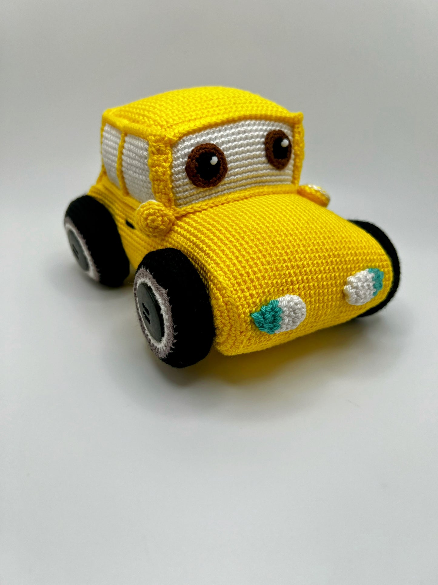 Crochet Car Amigurumi: Whimsical Wheels - Crochet Knitted Amigurumi Toy (Red / Blue)