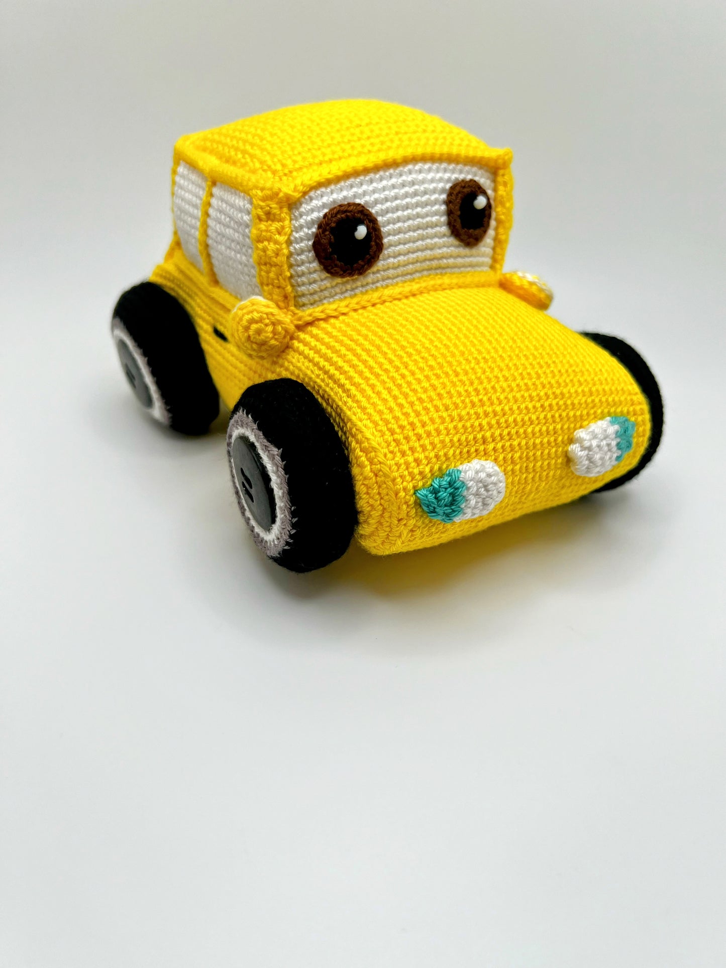 Crochet Car Amigurumi: Whimsical Wheels - Crochet Knitted Amigurumi Toy (Red / Blue)