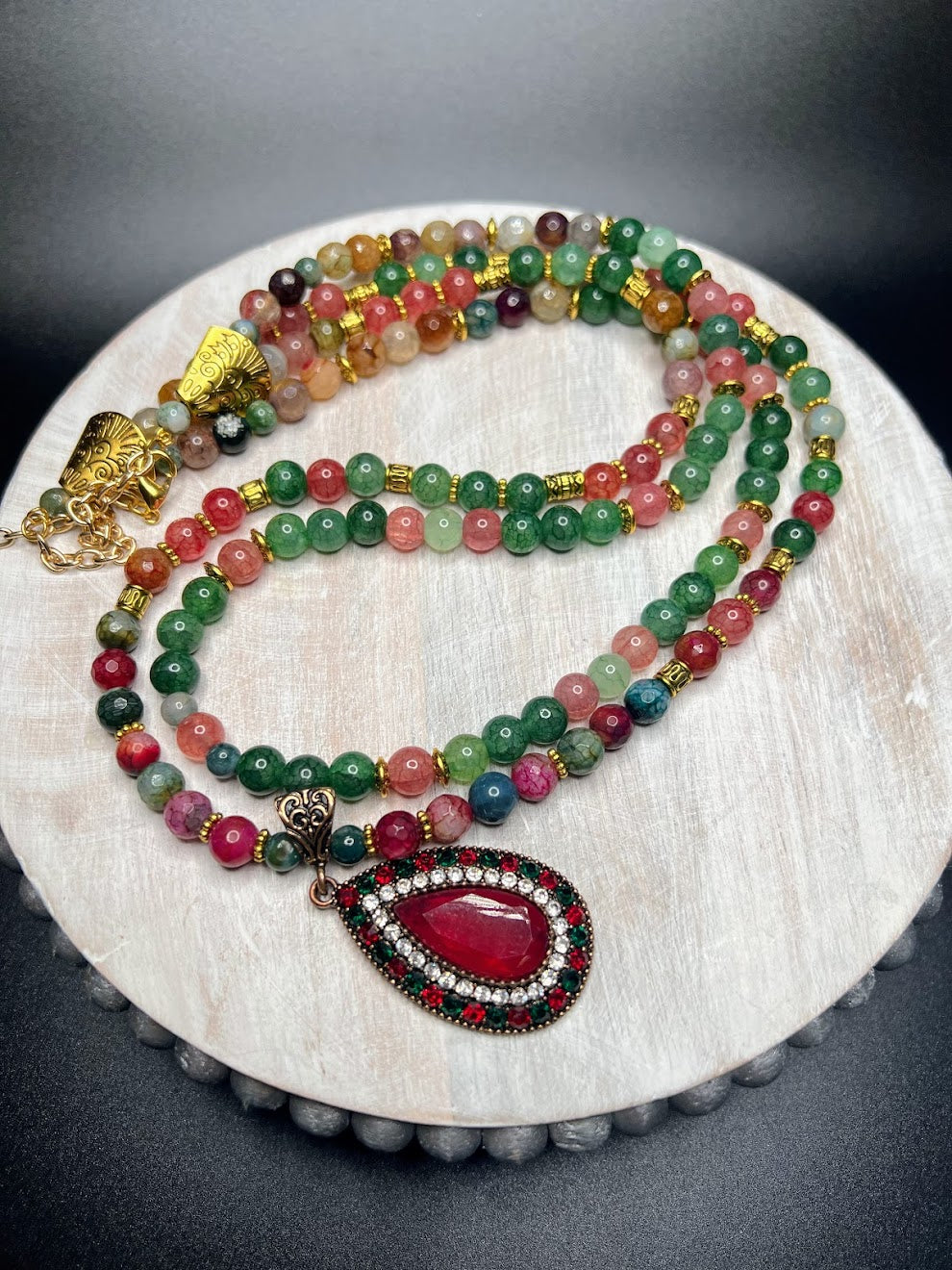 Natural Agate Stone Green and Wine Red Beads with Oval Big Red Pendant with Diamonds