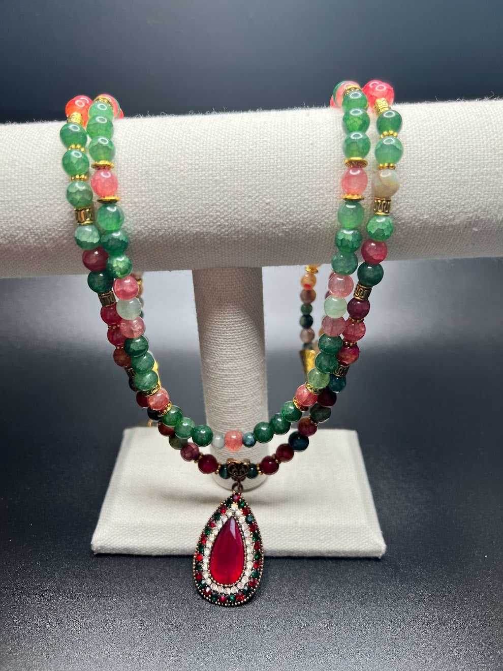 Natural Agate Stone Green and Wine Red Beads with Oval Big Red Pendant with Diamonds
