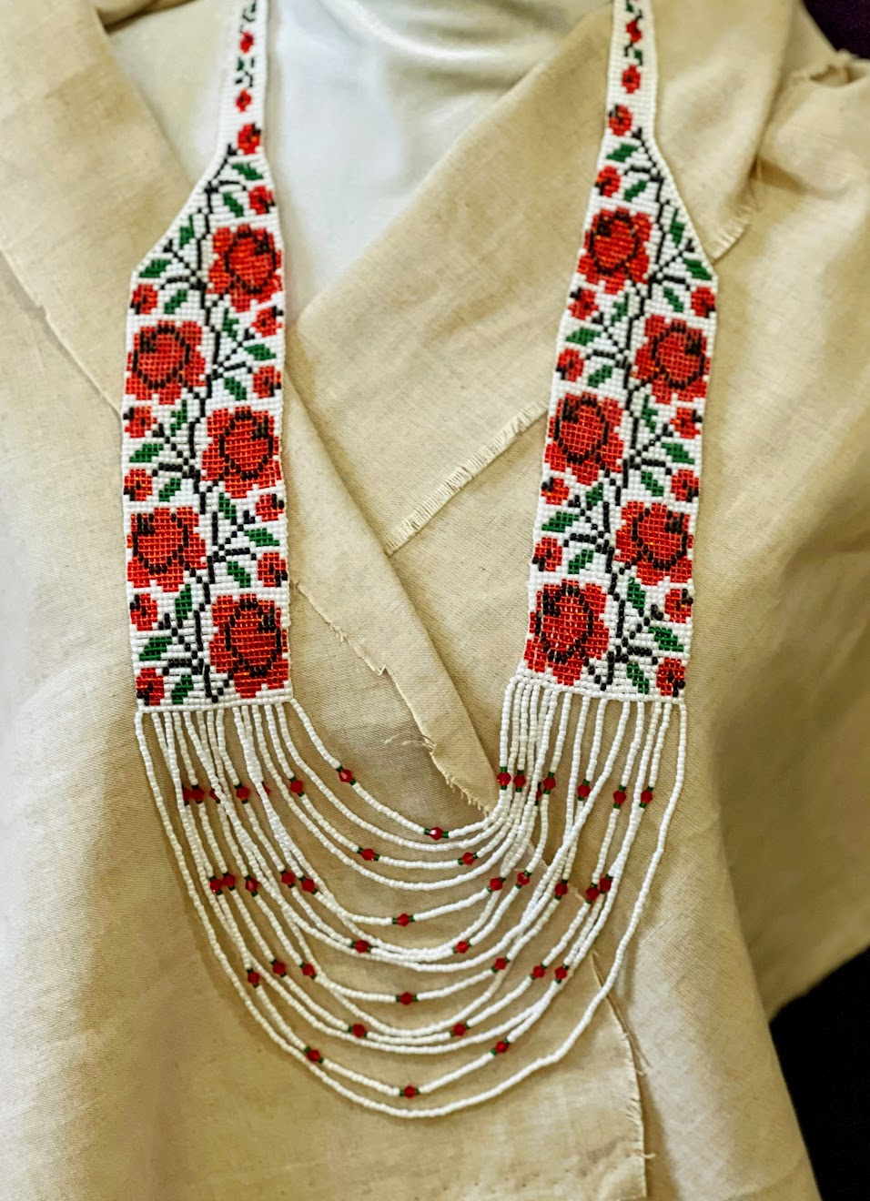 Beaded  Multiple Red Flowers With Green Leaves Necklace